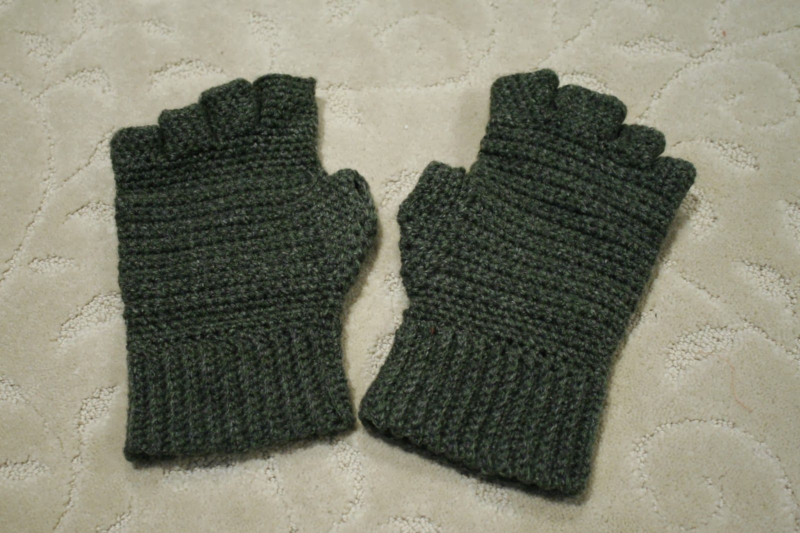 Crochet Gloves Pattern With Fingers Crochet Mens Fingerless Gloves The Pattern Also Has Instructions