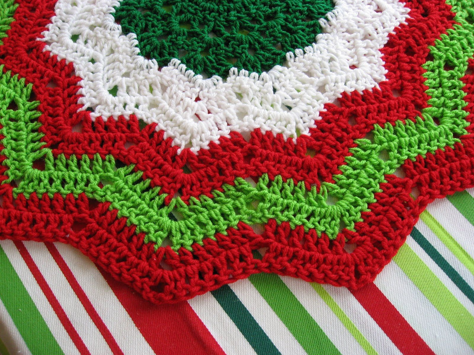 Crochet Tree Skirt Pattern Caron Crochet Tree Skirt Pattern Glitter Christmas Tree Skirt This