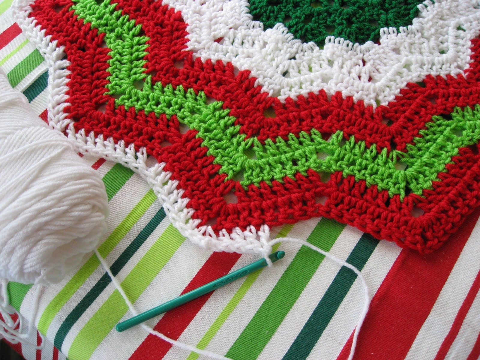 Crochet Tree Skirt Pattern Free Christmas Crochet Patterns Red White Christmas Tree Skirt