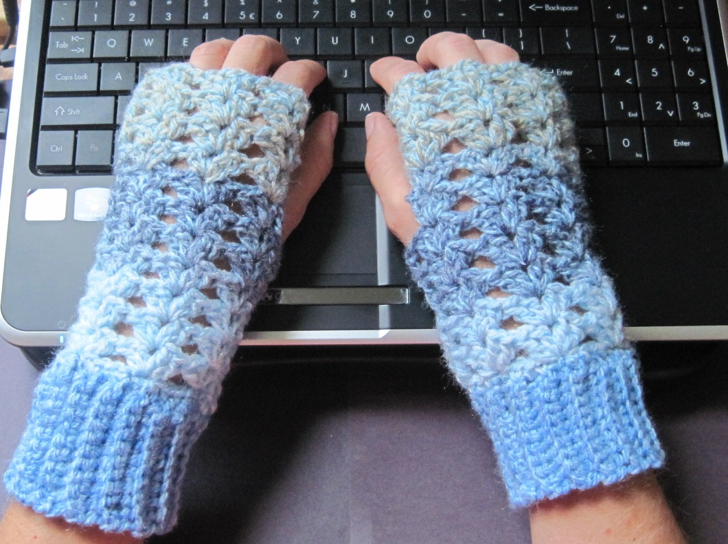 Crochet Wrist Warmers Free Pattern Getting Hooked Free Crochet Pattern Fingerless Gloves
