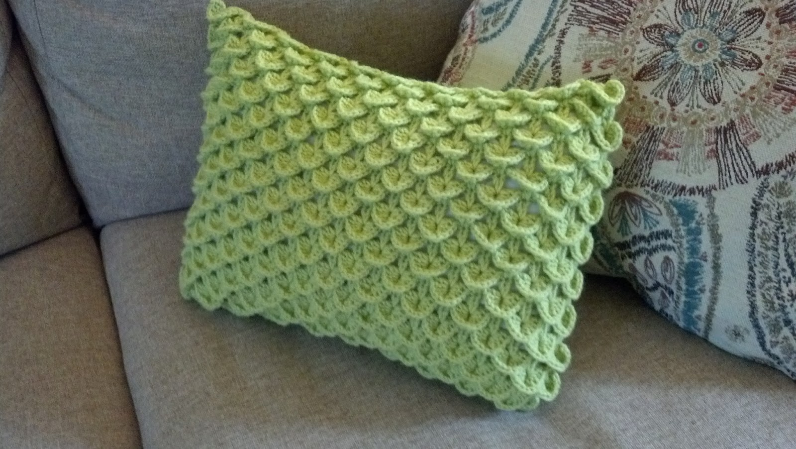 Free Crochet Pillow Patterns Knit A Bit Crochet Away Pattern Crocodile Stitch Pillow Crochet