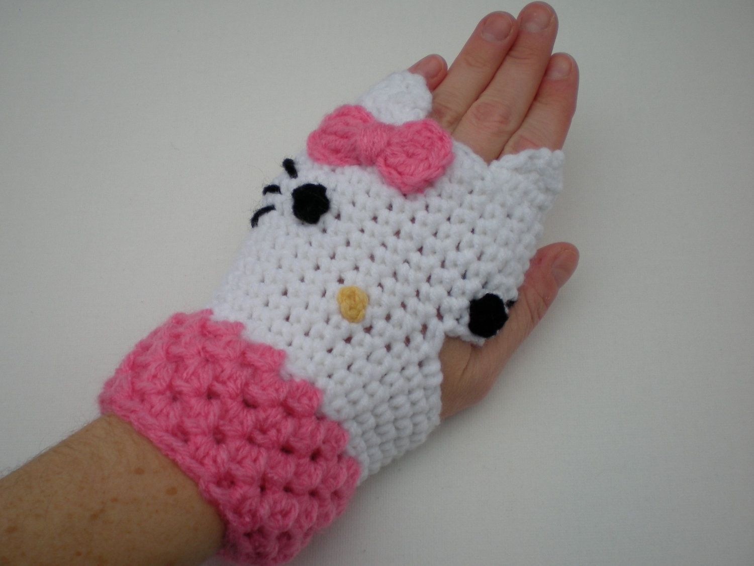 Hello Kitty Fingerless Gloves Crochet Pattern Now If That Isnt The Cutest Freakin Thinghello Kitty Gloves