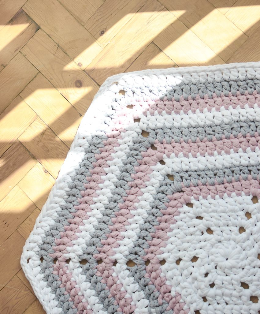 Hexagon Crochet Rug Pattern How To Make A Crochet Hexagon Rug Combining Super Chunky T Shirt